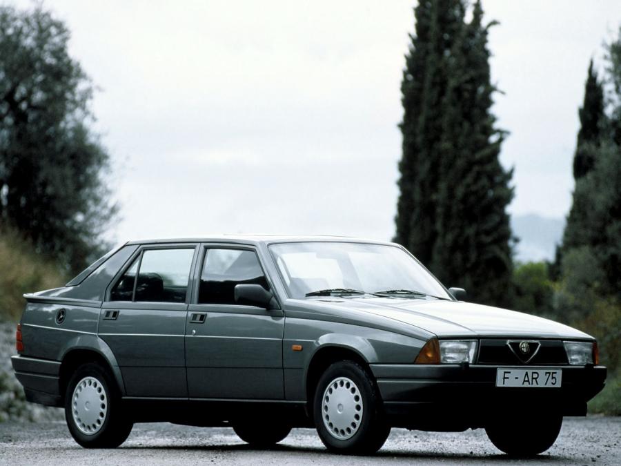  Alfa Romeo 75 (162B) 1988 года  (фото 10 из 14)